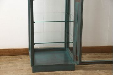 中古　バロッサバレンティ(VARO,S.A. VALENTI)　グリーンカラーが空間のアクセントになる縦型ガラスケース(ショーケース、飾り棚、陳列棚、ガラスキャビネット、店舗什器)(R-068194)