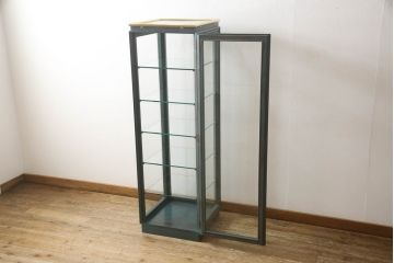 中古　バロッサバレンティ(VARO,S.A. VALENTI)　グリーンカラーが空間のアクセントになる縦型ガラスケース(ショーケース、飾り棚、陳列棚、ガラスキャビネット、店舗什器)(R-068194)