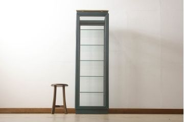 中古　バロッサバレンティ(VARO,S.A. VALENTI)　グリーンカラーが空間のアクセントになる縦型ガラスケース(ショーケース、飾り棚、陳列棚、ガラスキャビネット、店舗什器)(R-068194)