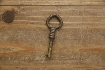 中古　バロッサバレンティ(VARO,S.A. VALENTI)　グリーンカラーが空間のアクセントになる縦型ガラスケース(ショーケース、飾り棚、陳列棚、ガラスキャビネット、店舗什器)(R-068194)
