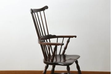 中古　美品　松本民芸家具　シックな色合いとクラシカルな佇まいが魅力のペンシルバニアウィンザーチェア(ウインザーチェア、アームチェア、板座チェア、ダイニングチェア、椅子、イス)(定価約20万円)(R-068196)
