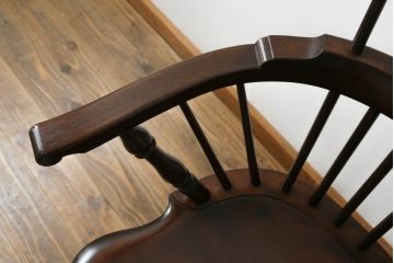 中古　美品　松本民芸家具　シックな色合いとクラシカルな佇まいが魅力のペンシルバニアウィンザーチェア(ウインザーチェア、アームチェア、板座チェア、ダイニングチェア、椅子、イス)(定価約20万円)(R-068196)