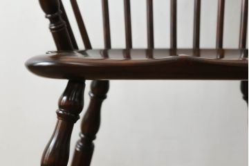 中古　美品　松本民芸家具　シックな色合いとクラシカルな佇まいが魅力のペンシルバニアウィンザーチェア(ウインザーチェア、アームチェア、板座チェア、ダイニングチェア、椅子、イス)(定価約20万円)(R-068196)