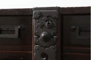 和製アンティーク　特注!!　上手物!!　総桐材　金具の立派な庄内背負い箪笥(庄内箪笥、小箪笥、行商箪笥、衣装箪笥、整理たんす、収納タンス、引き出し)(R-068198)
