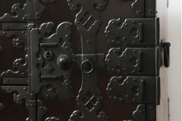和製アンティーク　特注!!　上手物!!　総桐材　金具の立派な庄内背負い箪笥(庄内箪笥、小箪笥、行商箪笥、衣装箪笥、整理たんす、収納タンス、引き出し)(R-068198)