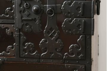 和製アンティーク　特注!!　上手物!!　総桐材　金具の立派な庄内背負い箪笥(庄内箪笥、小箪笥、行商箪笥、衣装箪笥、整理たんす、収納タンス、引き出し)(R-068198)