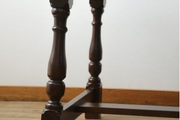 中古　美品　松本民芸家具　シックな色合いで落ち着いた佇まいが魅力のD型食卓(ダイニングテーブル、2人掛け、4人掛け、作業台)(定価約26万円)(R-068200)