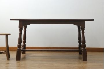中古　美品　松本民芸家具　シックな色合いで落ち着いた佇まいが魅力のD型食卓(ダイニングテーブル、2人掛け、4人掛け、作業台)(定価約26万円)(R-068200)