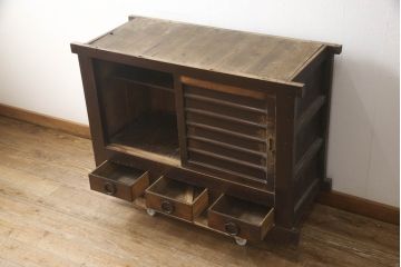 和製アンティーク　上手物!　古民家スタイルにおすすめな四尺水屋箪笥サイドボード(食器棚、収納棚、戸棚、時代箪笥、茶箪笥、サイドキャビネット、テレビ台、テレビボード)(R-068205)