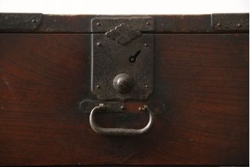 和製アンティーク　前面欅(ケヤキ)材　小振りなサイズが魅力の帳場小箪笥(帳場箪笥、収納タンス、時代たんす、サイドキャビネット、収納棚、戸棚)(R-068209)
