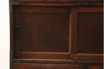 和製アンティーク　前面欅(ケヤキ)材　小振りなサイズが魅力の帳場小箪笥(帳場箪笥、収納タンス、時代たんす、サイドキャビネット、収納棚、戸棚)(R-068209)