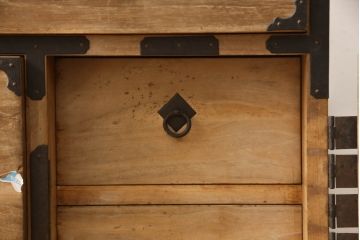 和製アンティーク　前面桐材　立派な金具が目を惹く二本松箪笥(重ね箪笥、収納箪笥、衣装箪笥、和タンス、時代箪笥、引き出し)(R-068211)