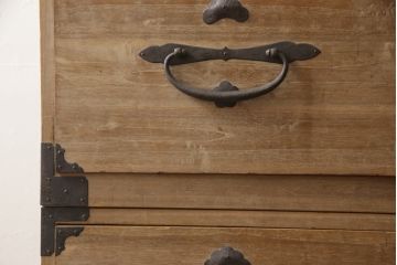 和製アンティーク　前面桐材　立派な金具が目を惹く二本松箪笥(重ね箪笥、収納箪笥、衣装箪笥、和タンス、時代箪笥、引き出し)(R-068211)
