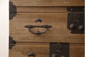 和製アンティーク　前面桐材　立派な金具が目を惹く二本松箪笥(重ね箪笥、収納箪笥、衣装箪笥、和タンス、時代箪笥、引き出し)(R-068211)