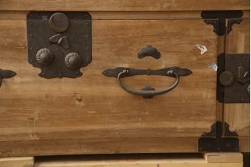 和製アンティーク　前面桐材　立派な金具が目を惹く二本松箪笥(重ね箪笥、収納箪笥、衣装箪笥、和タンス、時代箪笥、引き出し)(R-068211)