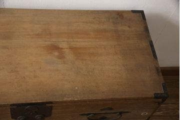 和製アンティーク　前面桐材　立派な金具が目を惹く二本松箪笥ローチェスト(ローボード、テレビ台、テレビボード、収納箪笥、和タンス、時代箪笥、引き出し)(R-068212)