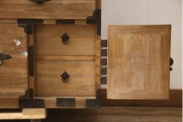 和製アンティーク　前面桐材　立派な金具が目を惹く二本松箪笥ローボード(ローチェスト、テレビ台、テレビボード、収納箪笥、和タンス、時代箪笥、引き出し)(R-068213)