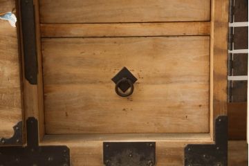 和製アンティーク　前面桐材　立派な金具が目を惹く二本松箪笥ローボード(ローチェスト、テレビ台、テレビボード、収納箪笥、和タンス、時代箪笥、引き出し)(R-068213)