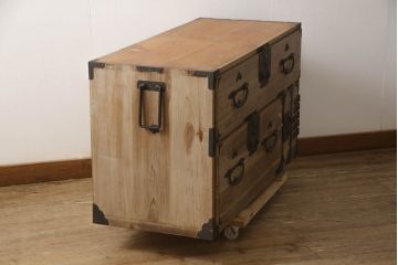 和製アンティーク　前面桐材　立派な金具が目を惹く二本松箪笥ローボード(ローチェスト、テレビ台、テレビボード、収納箪笥、和タンス、時代箪笥、引き出し)(R-068213)