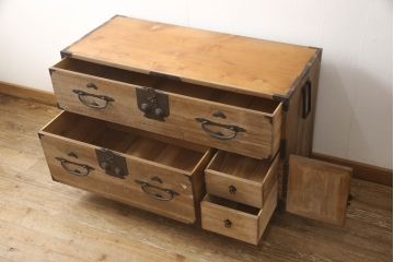 和製アンティーク　前面桐材　立派な金具が目を惹く二本松箪笥ローボード(ローチェスト、テレビ台、テレビボード、収納箪笥、和タンス、時代箪笥、引き出し)(R-068213)