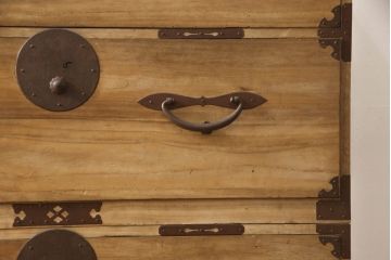 和製アンティーク　三方桐材　上品なデザインの金具が魅力の二本松箪笥(重ね箪笥、収納箪笥、衣装箪笥、和タンス、時代箪笥、引き出し)(R-068214)