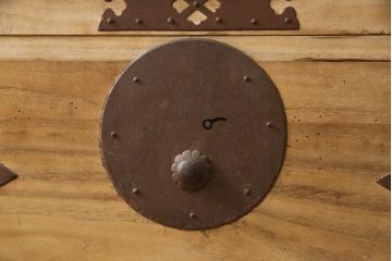 和製アンティーク　三方桐材　上品なデザインの金具が魅力の二本松箪笥(重ね箪笥、収納箪笥、衣装箪笥、和タンス、時代箪笥、引き出し)(R-068214)