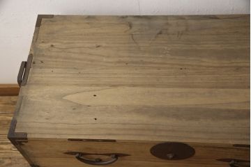 和製アンティーク　三方桐材　上品なデザインの金具が魅力の二本松箪笥ローボード(テレビ台、テレビボード、収納箪笥、和タンス、時代箪笥、引き出し)(R-068215)