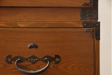 和製アンティーク　前面欅(ケヤキ)材　鶴と亀の縁起のよい金具が魅力の五丁引き二本松箪笥(重ね箪笥、引き出し、衣装箪笥、整理タンス、時代箪笥、収納たんす)(R-068223)