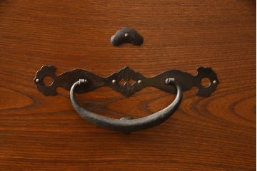 和製アンティーク　前面欅(ケヤキ)材　鶴と亀の縁起のよい金具が魅力の五丁引き二本松箪笥(重ね箪笥、引き出し、衣装箪笥、整理タンス、時代箪笥、収納たんす)(R-068223)