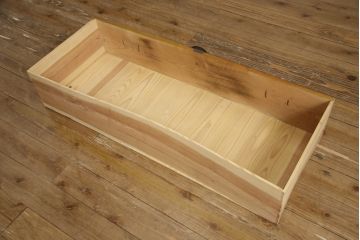  和製アンティーク　前面欅(ケヤキ)材　鶴と亀の縁起のよい金具が魅力の二本松箪笥ローチェスト(ローボード、引き出し、衣装箪笥、整理タンス、時代箪笥、収納たんす、テレビ台、テレビボード)(R-068224)