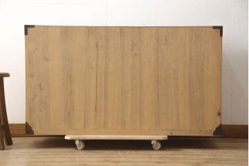  和製アンティーク　前面欅(ケヤキ)材　鶴と亀の縁起のよい金具が魅力の二本松箪笥ローチェスト(ローボード、引き出し、衣装箪笥、整理タンス、時代箪笥、収納たんす、テレビ台、テレビボード)(R-068224)