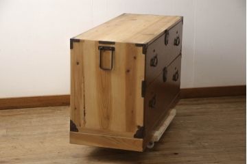  和製アンティーク　前面欅(ケヤキ)材　鶴と亀の縁起のよい金具が魅力の二本松箪笥ローチェスト(ローボード、引き出し、衣装箪笥、整理タンス、時代箪笥、収納たんす、テレビ台、テレビボード)(R-068225)