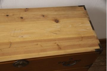  和製アンティーク　前面欅(ケヤキ)材　鶴と亀の縁起のよい金具が魅力の二本松箪笥ローチェスト(ローボード、引き出し、衣装箪笥、整理タンス、時代箪笥、収納たんす、テレビ台、テレビボード)(R-068225)