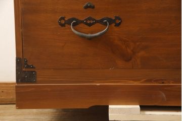  和製アンティーク　前面欅(ケヤキ)材　鶴と亀の縁起のよい金具が魅力の二本松箪笥ローチェスト(ローボード、引き出し、衣装箪笥、整理タンス、時代箪笥、収納たんす、テレビ台、テレビボード)(R-068225)