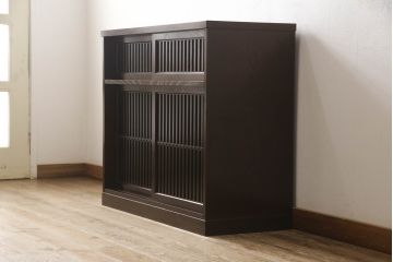 中古　美品　整然と並ぶ縦桟が和モダンな雰囲気を醸し出す格子引き戸の水屋箪笥サイドボード(収納棚、戸棚、食器棚、茶棚、サイドキャビネット)(R-068229)
