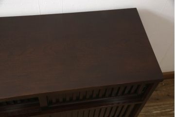 中古　美品　整然と並ぶ縦桟が和モダンな雰囲気を醸し出す格子引き戸の水屋箪笥サイドボード(収納棚、戸棚、食器棚、茶棚、サイドキャビネット)(R-068229)