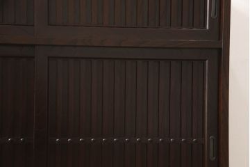 中古　美品　整然と並ぶ縦桟が和モダンな雰囲気を醸し出す格子引き戸の水屋箪笥サイドボード(収納棚、戸棚、食器棚、茶棚、サイドキャビネット)(R-068229)