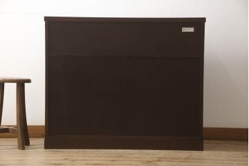 中古　美品　整然と並ぶ縦桟が和モダンな雰囲気を醸し出す格子引き戸の水屋箪笥サイドボード(収納棚、戸棚、食器棚、茶棚、サイドキャビネット)(R-068229)