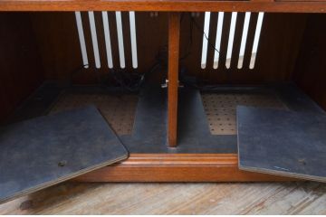 中古　DREXEL HERITAGE(ドレクセルヘリテイジ)　Triune(トライユン)　クラシカルなデザインがお洒落なテレビ台(ローボード、テレビボード、サイドキャビネット、リビングボード、収納棚、戸棚)(R-068230)