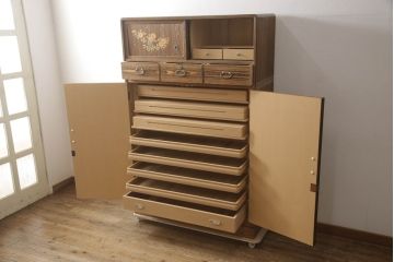 中古　最高級!!　蒔絵入り　焼桐　山崎東陽作　花の絵柄がかわいらしく品を感じさせる総桐箪笥(総桐たんす、胴厚、衣装箪笥、着物箪笥、収納タンス、引き出し、和箪笥)(R-068231)