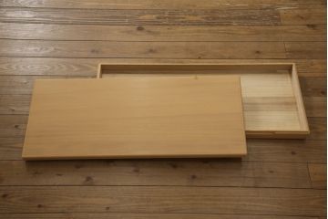 中古　最高級!!　蒔絵入り　焼桐　山崎東陽作　花の絵柄がかわいらしく品を感じさせる総桐箪笥(総桐たんす、胴厚、衣装箪笥、着物箪笥、収納タンス、引き出し、和箪笥)(R-068231)