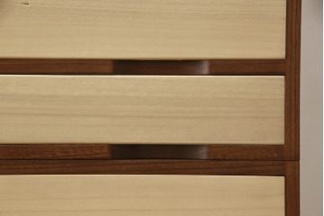 中古　モダンデザイン　老舗　桐屋田中　直線的でシンプルなデザインが格好良い加茂総桐箪笥(チェスト、桐たんす、和タンス、衣装箪笥)