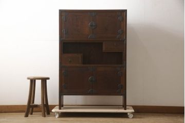 中古　松本民芸家具　希少!風情ある和モダンの空間づくりに活躍するD型朝鮮棚(タモ、ラッカー)(茶棚、サイドキャビネット、収納棚、飾り棚)(定価約140万円)(R-068237)
