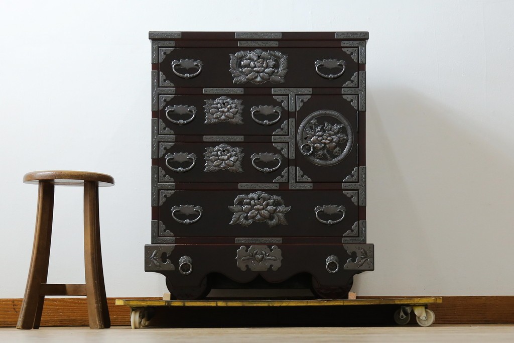中古　超美品!!　岩谷堂箪笥　木地呂塗り　丁寧な造りの手打ち金具が目を惹く栗駒8号車タンス　定価約160万円　(R-068238)