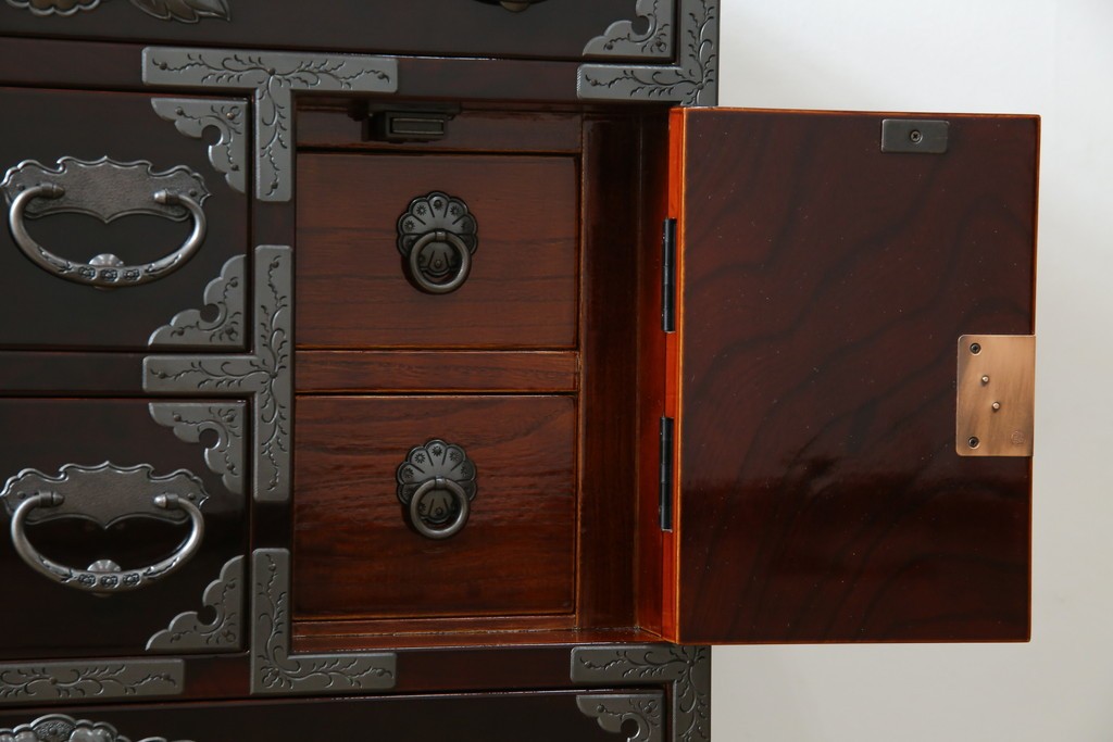 中古　超美品!!　岩谷堂箪笥　木地呂塗り　丁寧な造りの手打ち金具が目を惹く栗駒8号車タンス　定価約160万円　(R-068238)