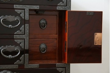 中古　超美品!!　岩谷堂箪笥　木地呂塗り　丁寧な造りの手打ち金具が目を惹く栗駒8号車タンス　定価約160万円　(R-068238)