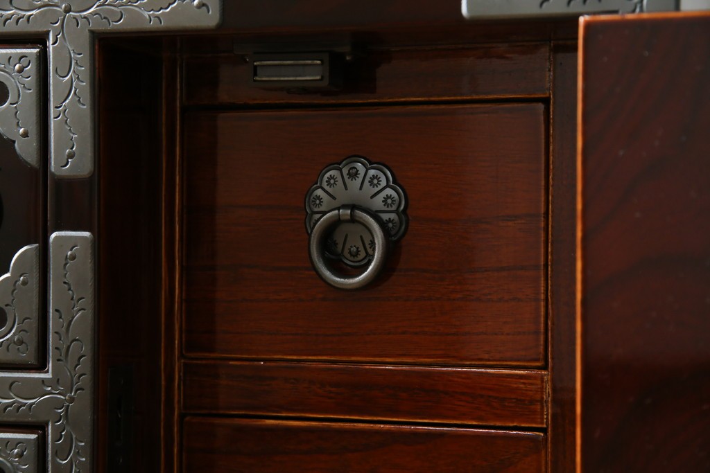 中古　超美品!!　岩谷堂箪笥　木地呂塗り　丁寧な造りの手打ち金具が目を惹く栗駒8号車タンス　定価約160万円　(R-068238)