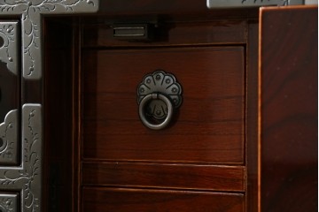 中古　超美品!!　岩谷堂箪笥　木地呂塗り　丁寧な造りの手打ち金具が目を惹く栗駒8号車タンス　定価約160万円　(R-068238)