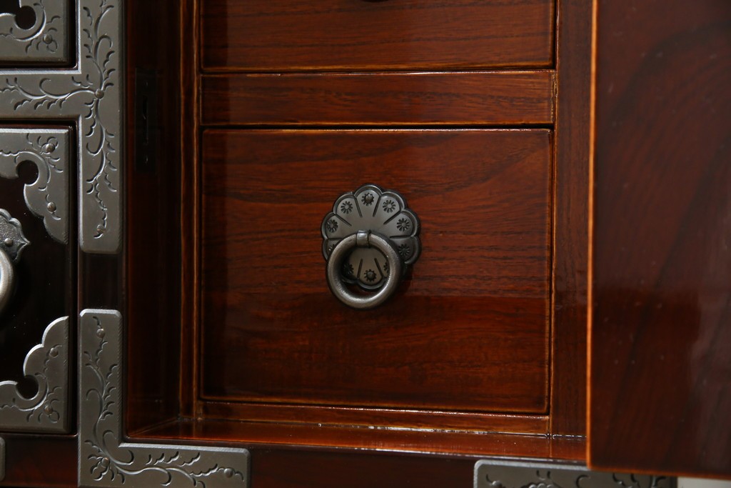 中古　超美品!!　岩谷堂箪笥　木地呂塗り　丁寧な造りの手打ち金具が目を惹く栗駒8号車タンス　定価約160万円　(R-068238)