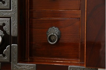 中古　超美品!!　岩谷堂箪笥　木地呂塗り　丁寧な造りの手打ち金具が目を惹く栗駒8号車タンス　定価約160万円　(R-068238)